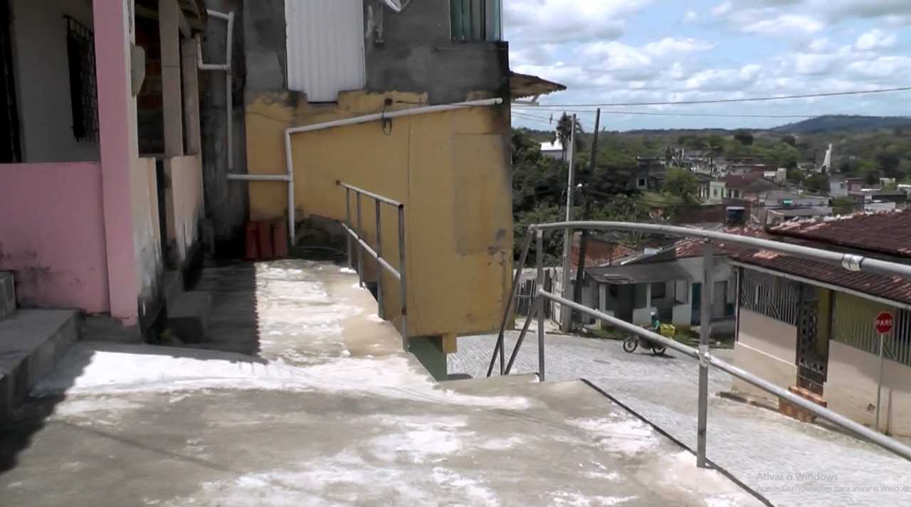Camacã: Moradores da escadaria da Rua Duque de Caxias comemoram a instalação de Corrimãos